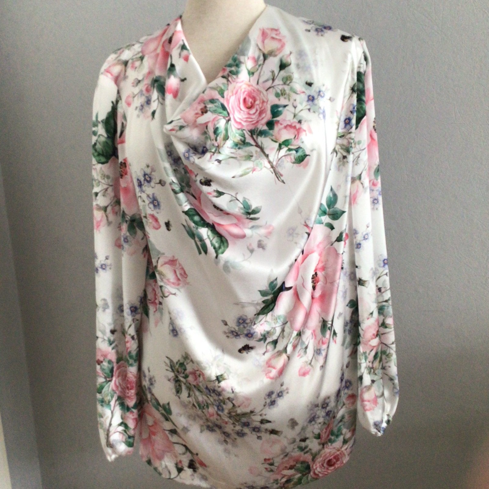 Mooie soepele satijnen blouse met watervalhals en bloemenpri, Kleding | Dames, Ophalen of Verzenden, Gedragen, Maat 42/44 (L)