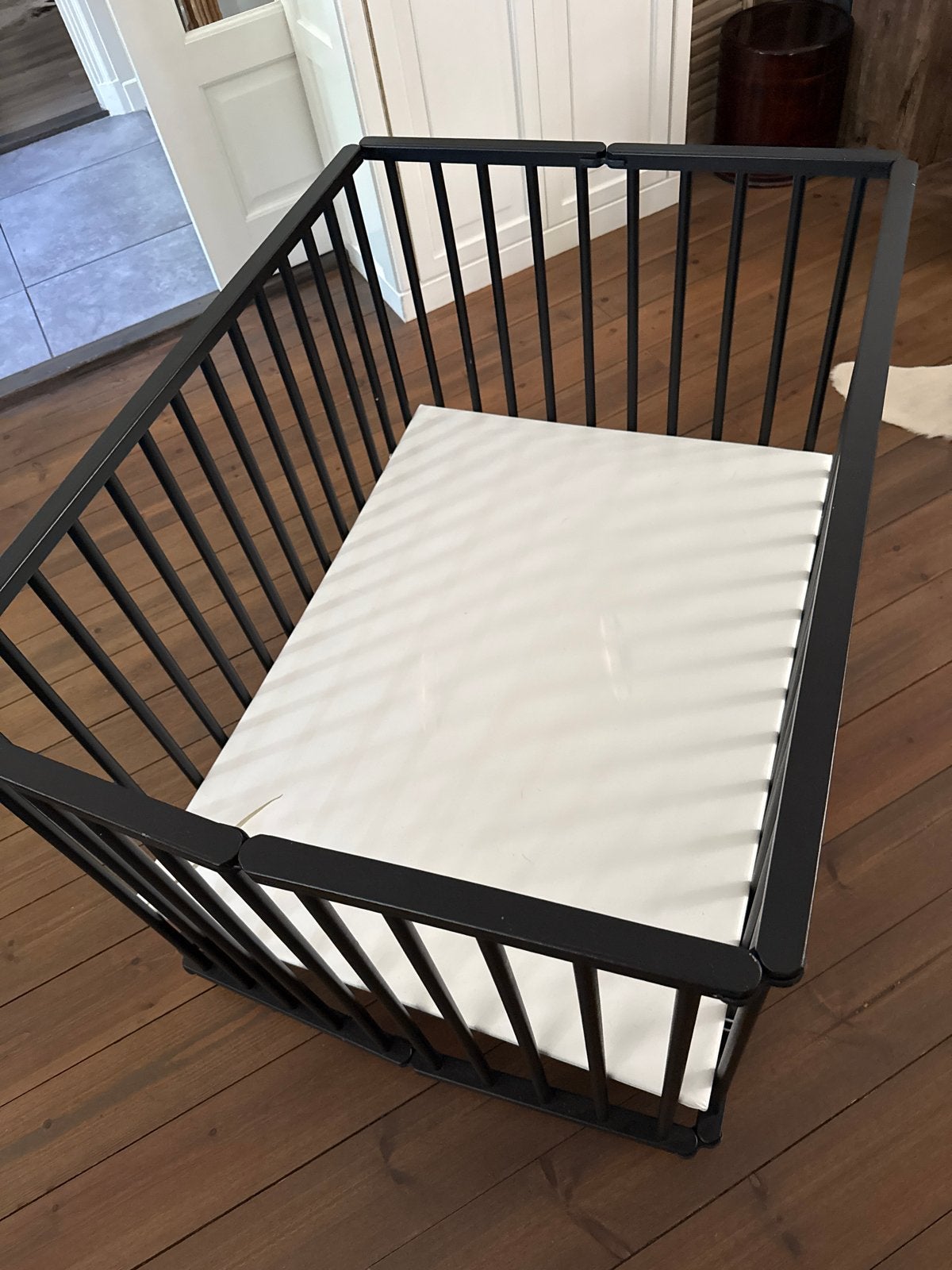 Zwarte houten opvouwbare box met wieltjes, Kinderen en Baby's, Ophalen, Gebruikt, Rechthoekig, Wieltjes