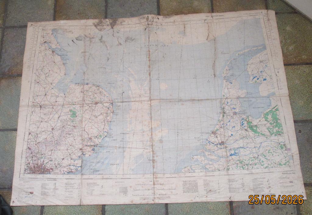 GROTE  BRITSE MILITAIRE  LINNEN KAART- RAF- 2E WO, Gelezen, Ophalen of Verzenden, Landkaart, 1800 tot 2000