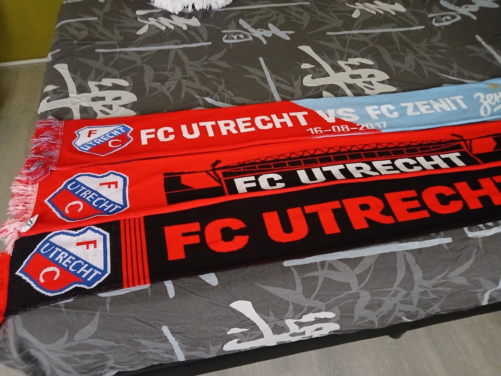 FC Utrecht Fanpakket: Sjaals, Muts, Beeldje, Knuffel, Plaat, Ophalen of Verzenden, Gebruikt, F.C. Utrecht, Beeldje of Poppetje