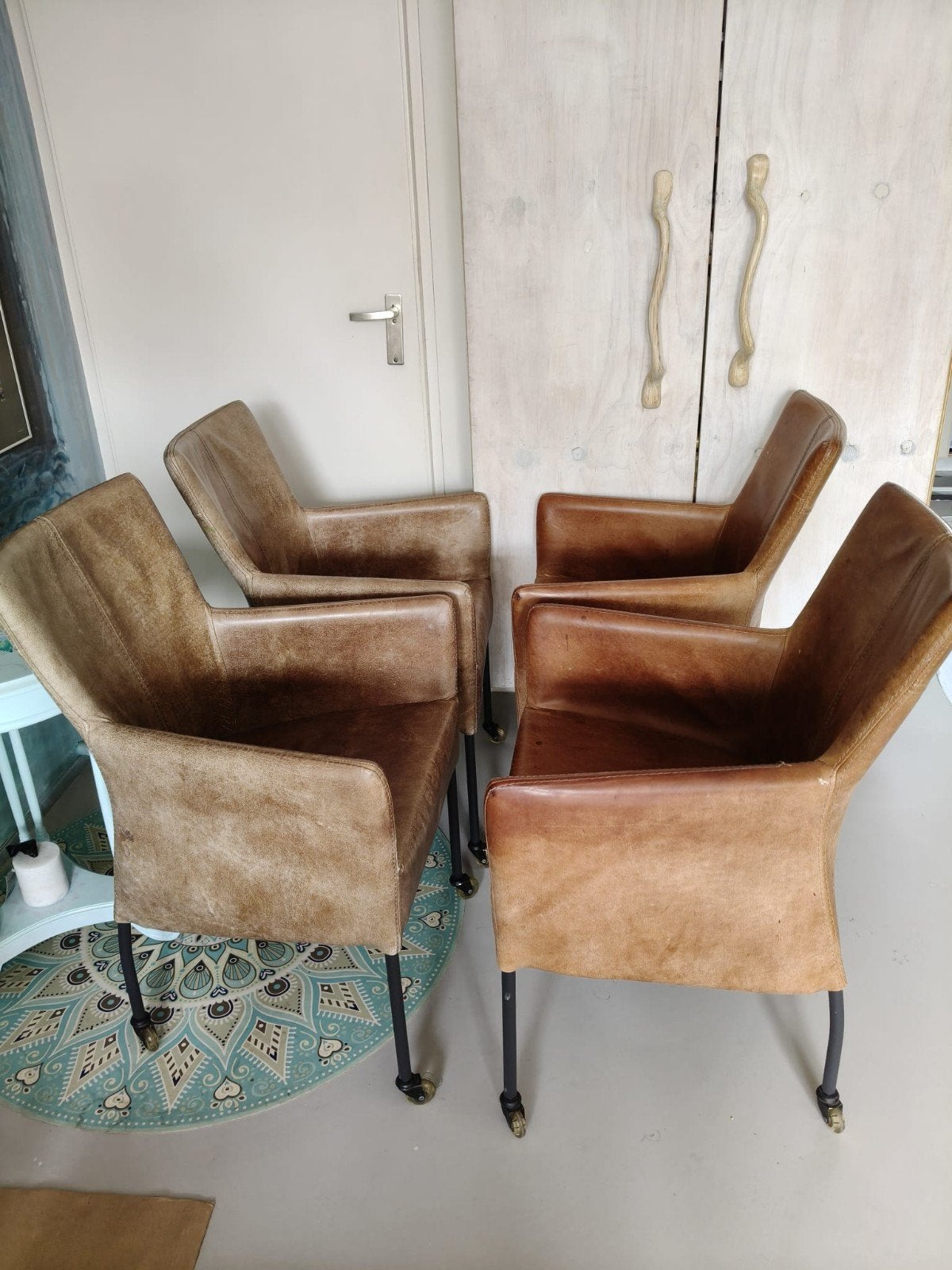 eet kamer stoelen leer met wet wieltjes 5 stuks gratis kusse, Ophalen, Gebruikt, Minder dan 75 cm, Leer
