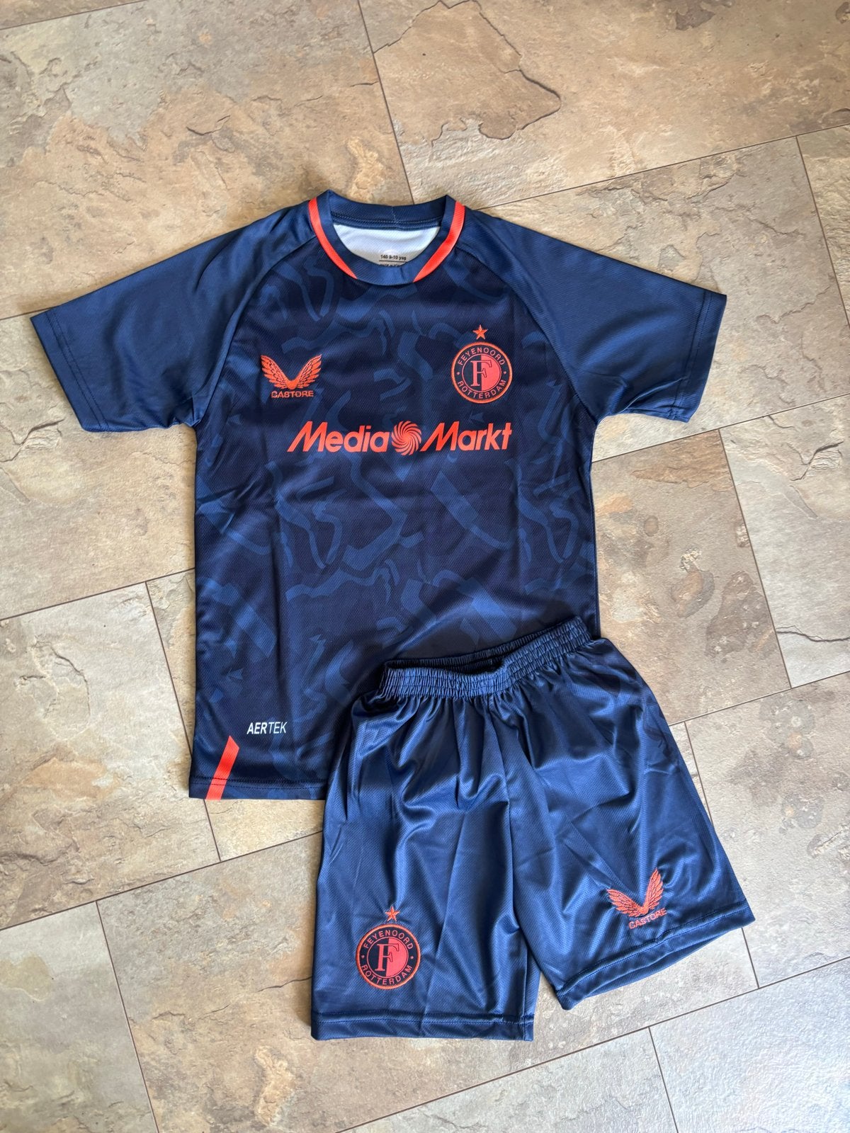Feyenoord tenue kids maar 110/116 + GRATIS SQUISHY DUMPLING, Maat S, Ophalen of Verzenden, Zo goed als nieuw, Set