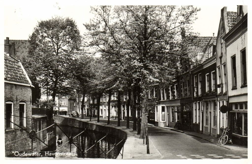 Oudewater, Havenstraat - VW-kever - 1960 gelopen, Verzamelen, Ansichtkaarten | Nederland, Verzenden, 1960 tot 1980, Gelopen, Noord-Brabant