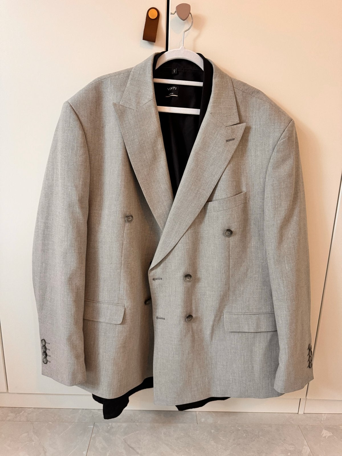 Stijlvol Grijs Herenpak - Colbert & Pantalon, Kleding | Heren, Kostuums en Colberts, Ophalen of Verzenden, Nieuw, Maat 56/58 (XL)