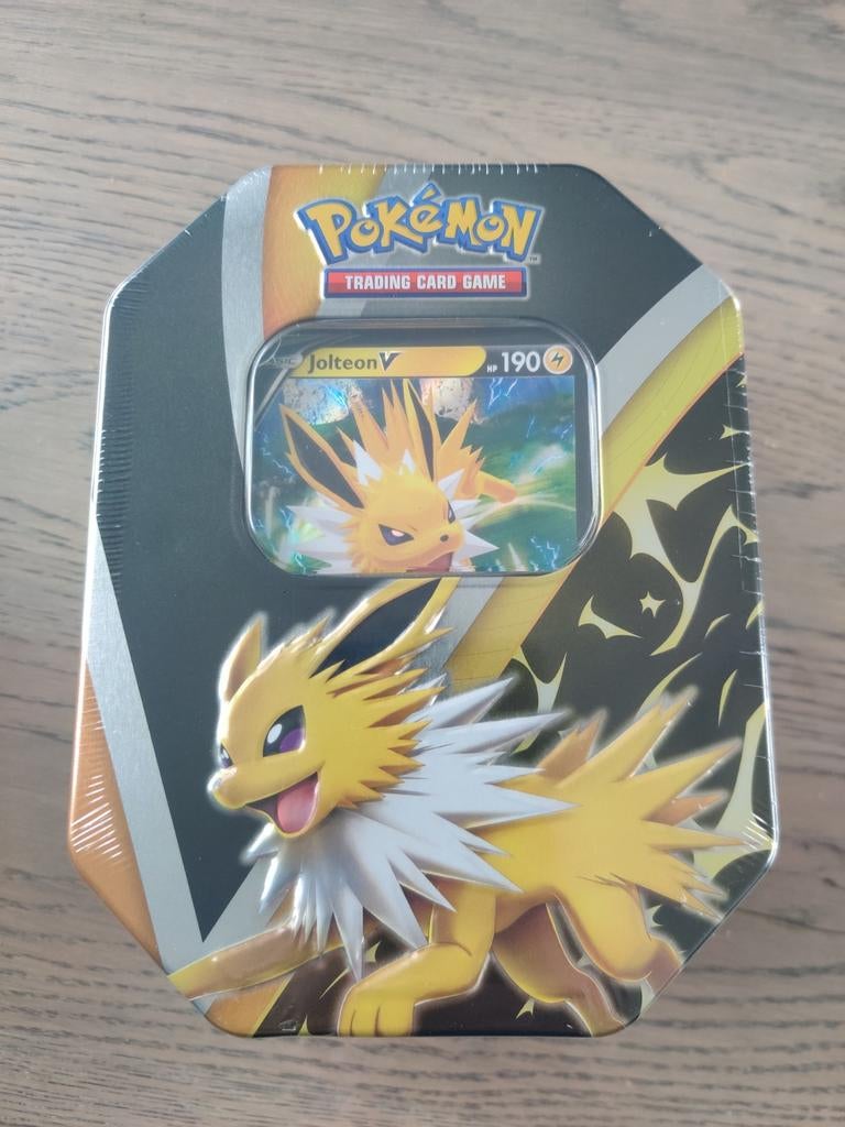 Pokemon Eevee Evolution Jolteon V tin box sealed !, Hobby en Vrije tijd, Verzamelkaartspellen | Pokémon, Ophalen of Verzenden