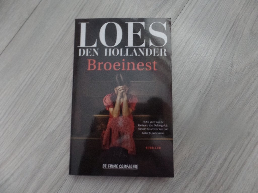 Loes den Hollander Broeinest, Ophalen of Verzenden, Zo goed als nieuw, Loes den Hollander, Nederland