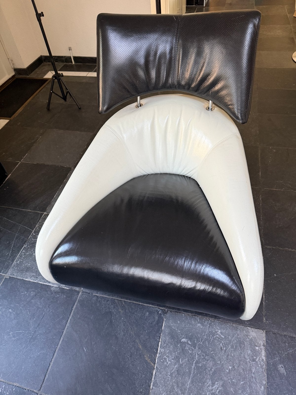 Design fauteuil van Leolux - Zwart en wit leer, Huis en Inrichting, Ophalen, Gebruikt, Zwart, Leer