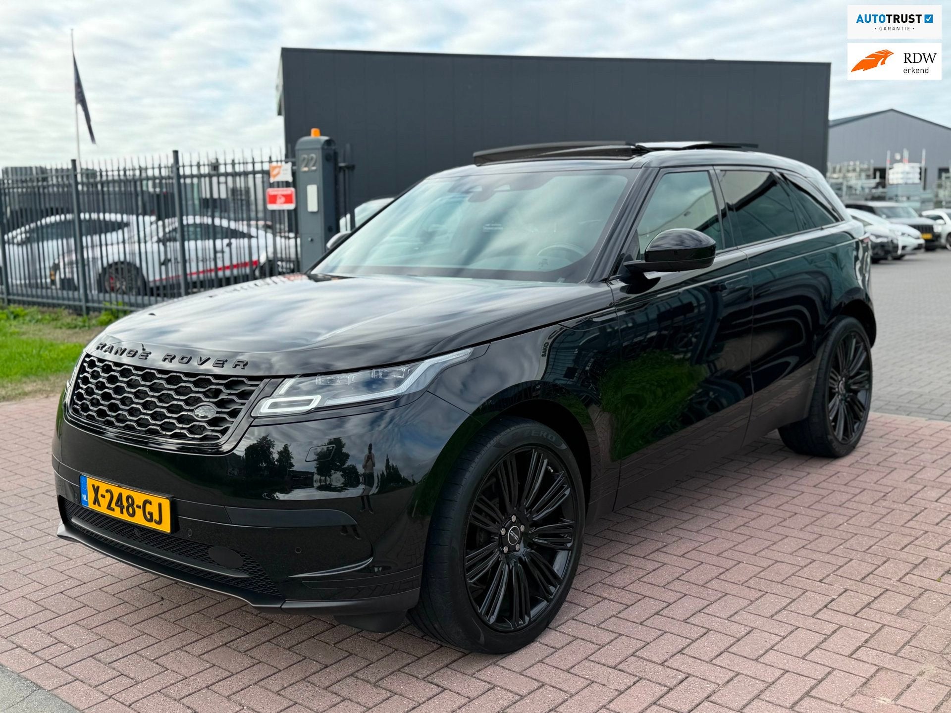 Land Rover Range Rover Velar 2.0 P400e S 2022 Full Black ! P, Auto's, Automaat, Dealer onderhouden, 2174 kg, Gebruikt