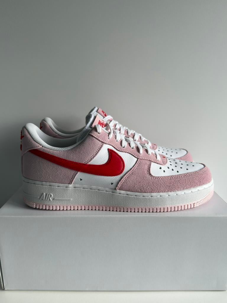 Nike Air Force 1 Low Valentine’s Day Love Letter Maat 44,5, Overige kleuren, Nieuw, Ophalen of Verzenden, Sneakers of Gympen