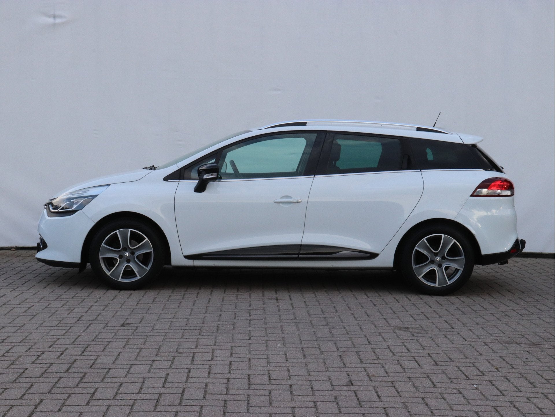 Renault Clio Estate 0.9 TCe Night&Day NAVI / TREKHAAK / PDC, Voorwielaandrijving, Wit, Origineel Nederlands, Handgeschakeld