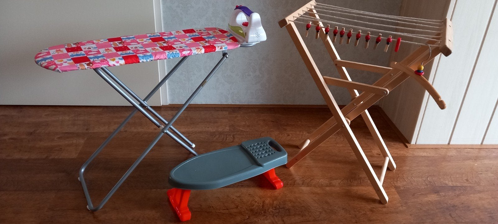 'IKEA' Houten Wasrekje, Strijkplank en Strijkijzer, Ophalen, Zo goed als nieuw, Jongen of Meisje