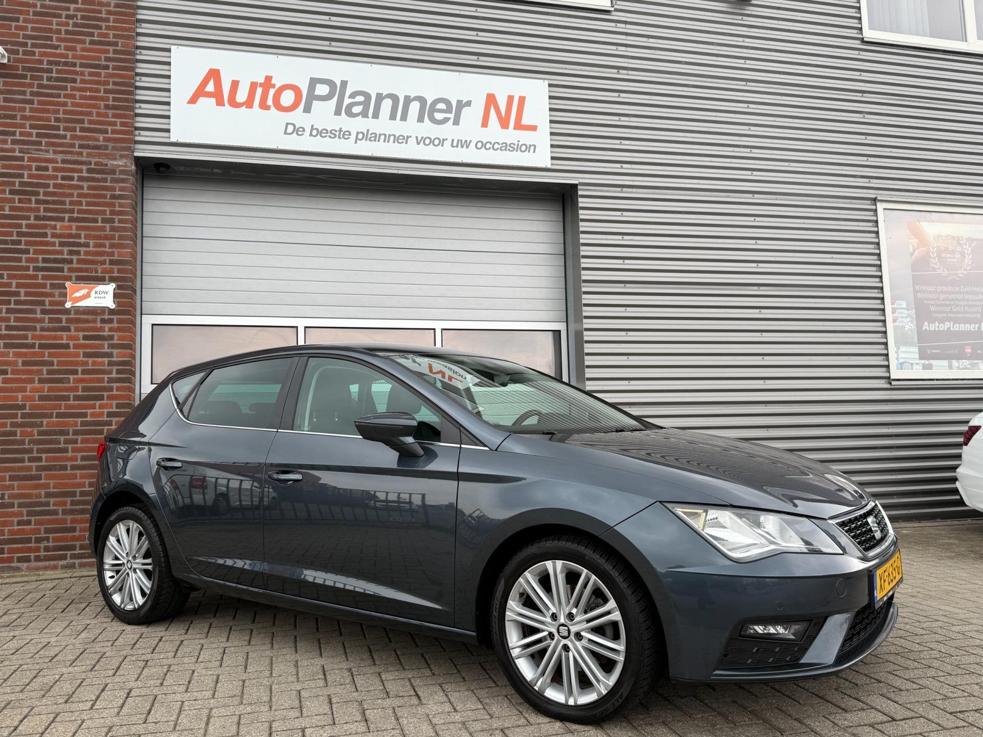 Seat Leon 1.6 TDI Xcellence Business Intense! Keyless! Navi!, Auto's, Gebruikt, 4 cilinders, Origineel Nederlands, Diesel