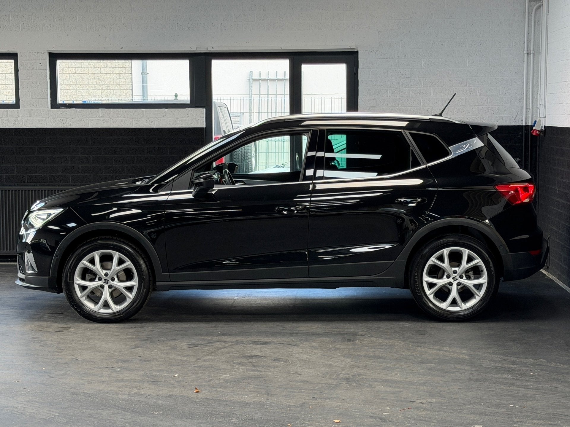 Seat ARONA 1.0 TSI FR | DSG | Leder / Alcantara | Camera | C, Auto's, Dealer onderhouden, Gebruikt, 620 kg, Zwart