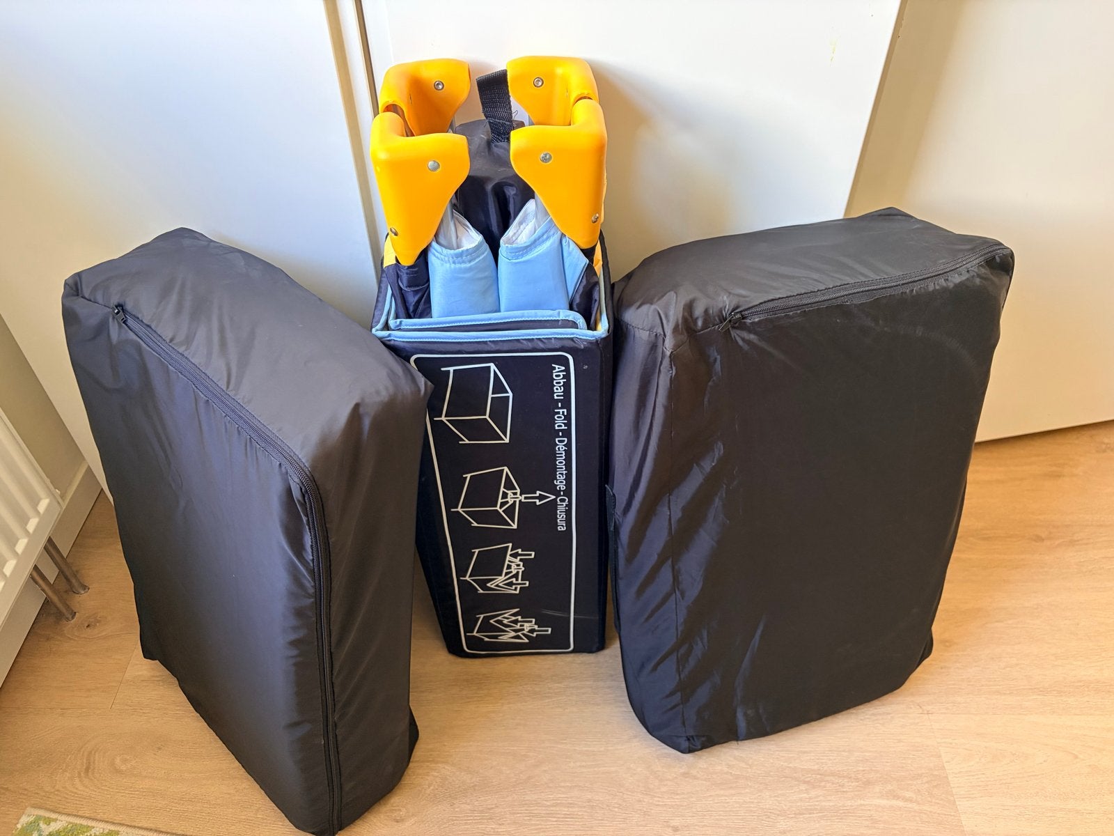 Campingbedje met 2 matrasjes en wielen, Kinderen en Baby's, Babywiegjes en Ledikanten, Gebruikt, Reisbedje, Ophalen