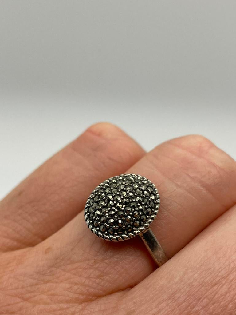 C883 Prachtige zilveren markasiet ring maat 18, Sieraden, Tassen en Uiterlijk, Ringen, 18 tot 19, Ophalen of Verzenden, X, Met edelsteen