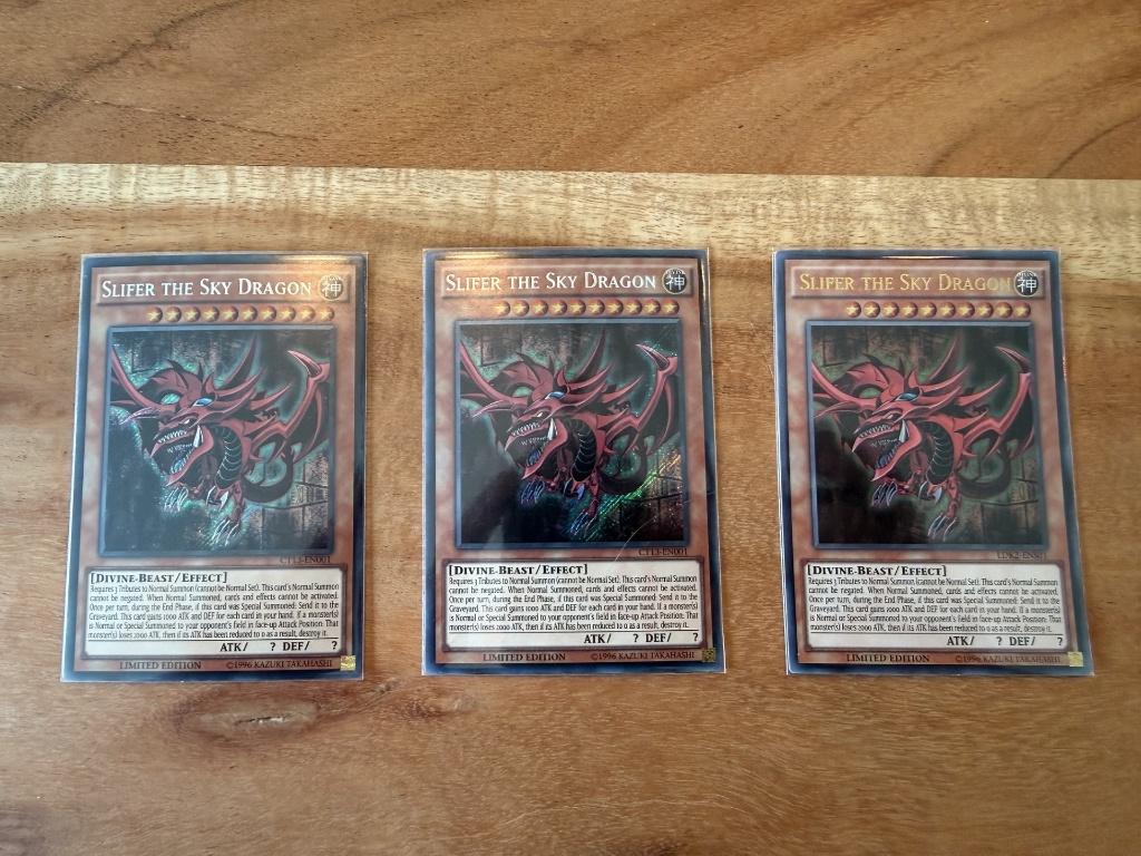 Yugioh Slifer the Sky Dragon playset, Ophalen of Verzenden, Zo goed als nieuw, Meerdere kaarten, Foil