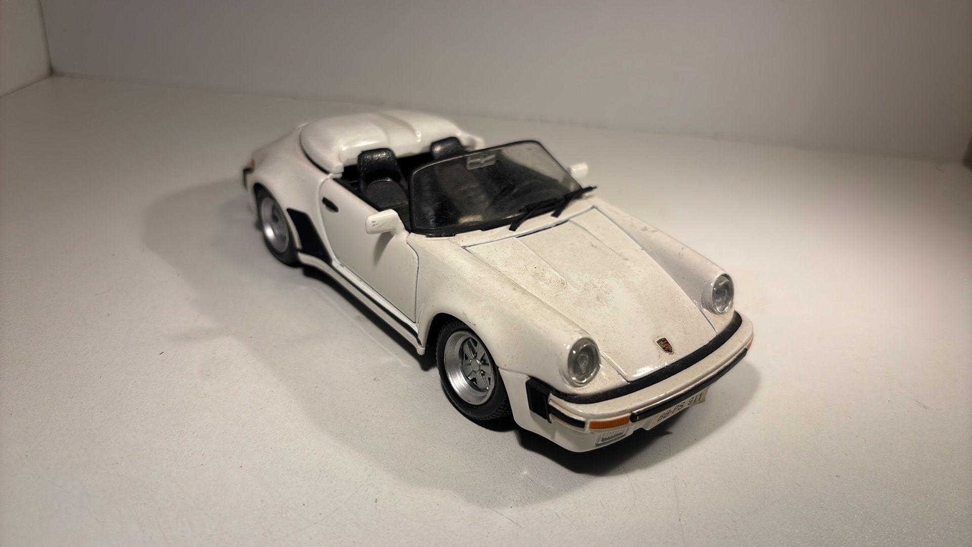 Porsche speedster 1989 maisto 1.24