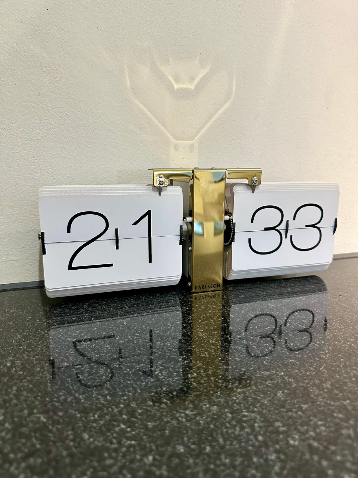 Karlsson Flip tafel- en wandklok wit/goud, Ophalen of Verzenden, Zo goed als nieuw, Digitaal, Wandklok