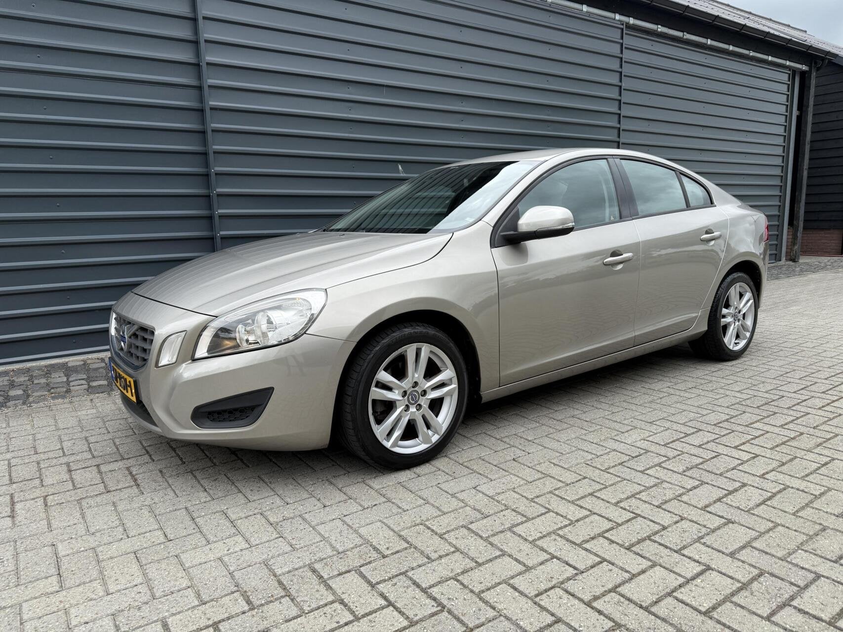 Volvo S60 1.6 T3 Kinetic 2e eigenaar Clima Cruise Navi deale, Auto's, Voorwielaandrijving, Stof, Gebruikt, Zwart