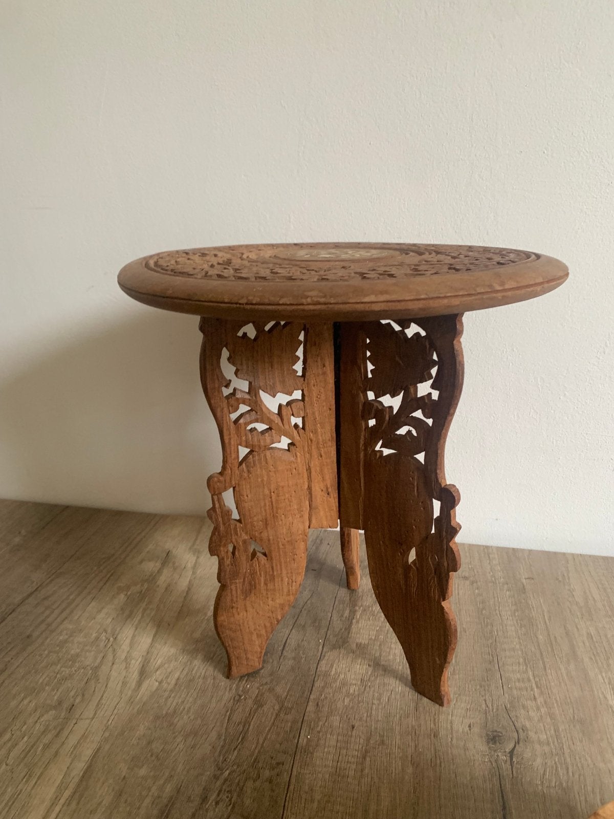 Prachtig handgesneden houten bijzettafeltje, Antiek en Kunst, Ophalen of Verzenden