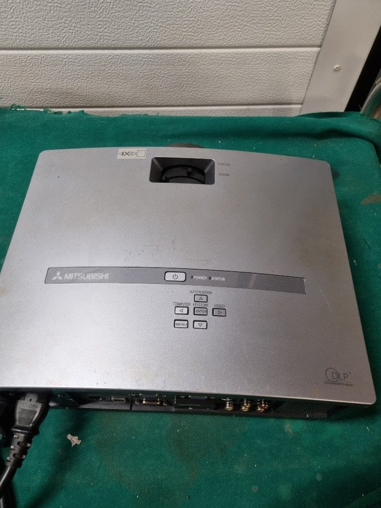 beamer projector mitsubishi model xd400u, Ophalen of Verzenden, 'T Olde Gre-j, Info@toldegrej.nl, Endepoelstraat 20f Didam