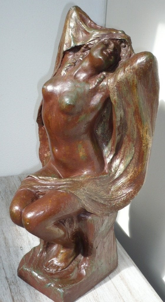 Art nouveau beeld van een zittende, naakte vrouwfiguur, Antiek en Kunst, Kunst | Beelden en Houtsnijwerken, Handgemaakt, Natuurlijk materiaal