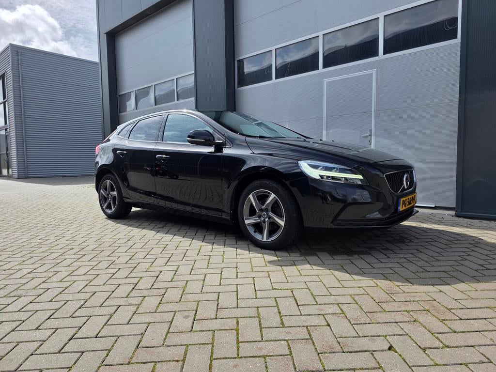Volvo V40 D2 Nordic+ | Pano | Standkachel | Trekhaak | NAP |, Voorwielaandrijving, 4 cilinders, 1969 cc, Zwart