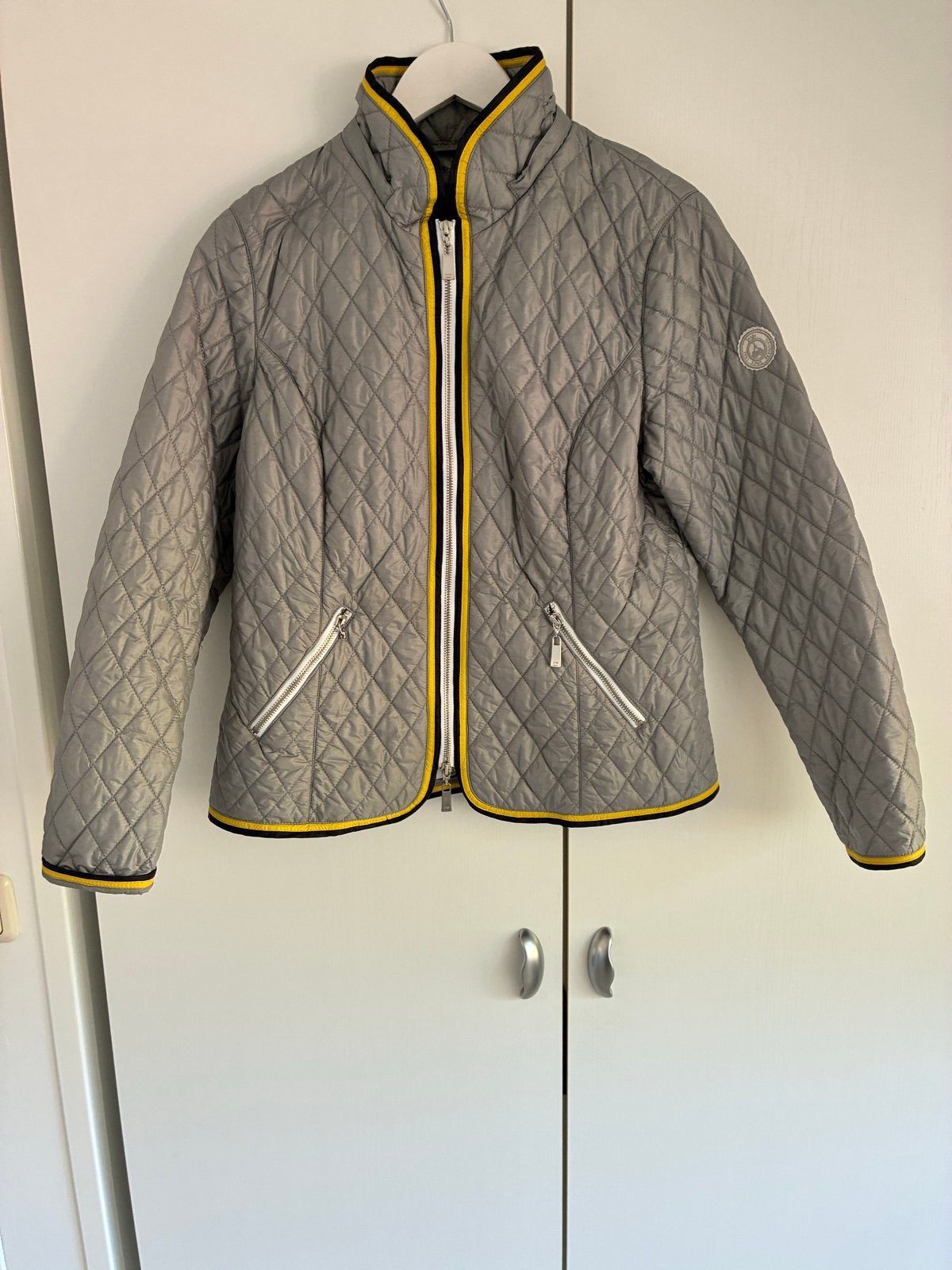Mooie jas van Junge, gewatteerd-38 (M), als nieuw, Kleding | Dames, Jassen | Winter, Ophalen of Verzenden, Zo goed als nieuw, Maat 38/40 (M)
