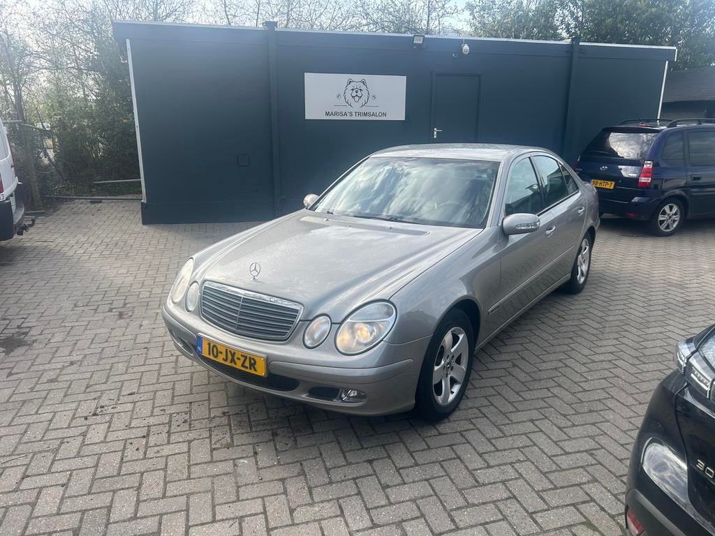 Mercedes-Benz E-Klasse 1.8 E200 Kompressor Sedan 2002 Grijs, Auto's, Mercedes-Benz, Achterwielaandrijving, Zwart, 4 cilinders