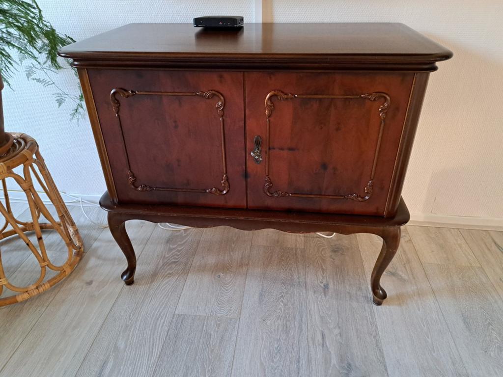 Antiek houten kastje met sierlijke details, Ophalen