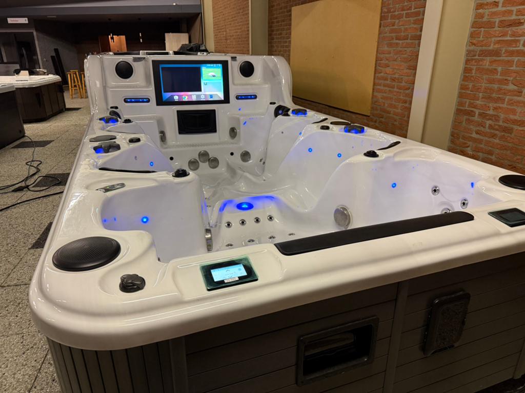 Unieke Zwemspa Titanic. 2 delig. Met warmtepompen! SHOWMODEL, Tuin en Terras, Bubbelbaden en Hottubs, Ophalen, Zo goed als nieuw