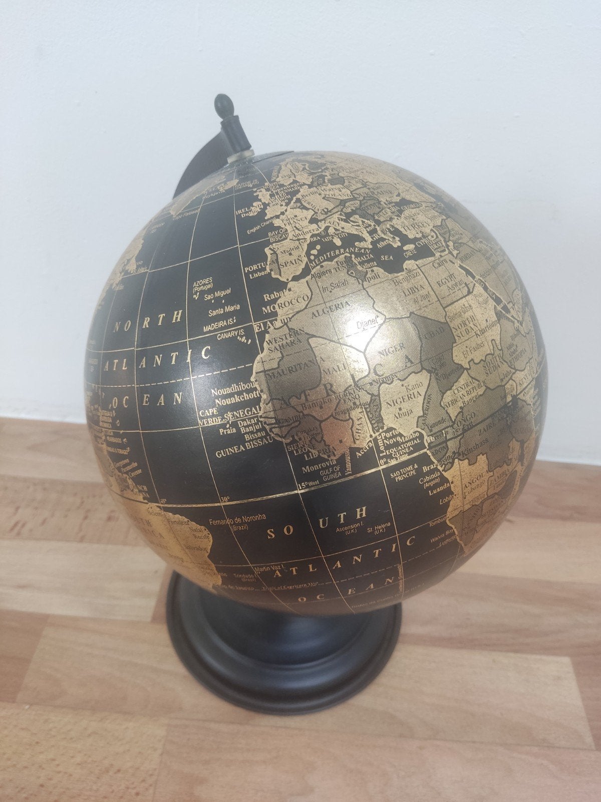 Zwarte en gouden wereldbol - 40 cm hoog, Huis en Inrichting, Kunststof, Draaibaar, Ophalen of Verzenden, Zo goed als nieuw