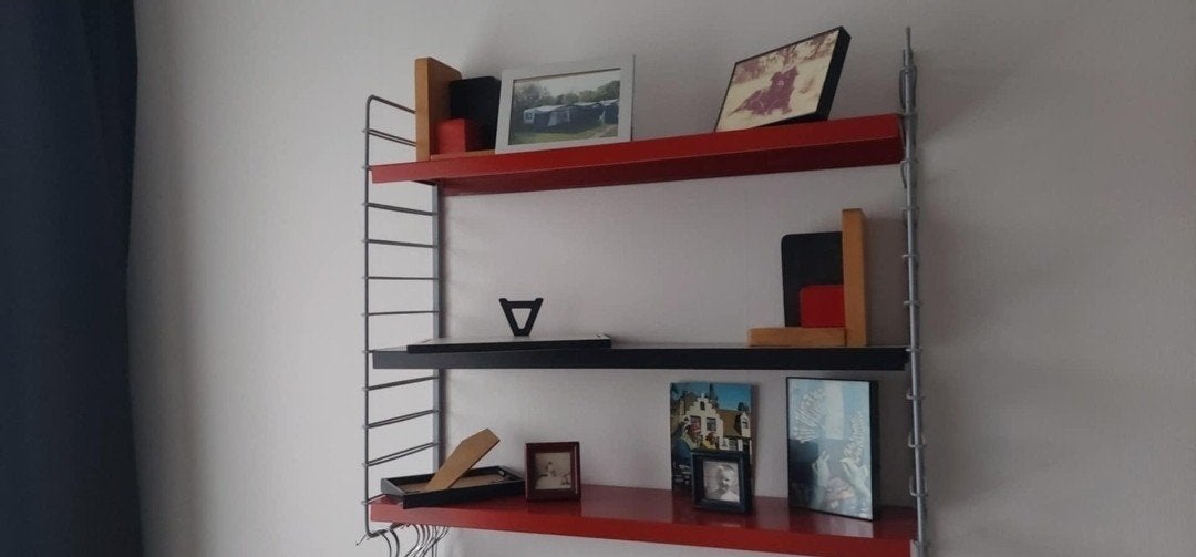 Tomado boekenrek met rode en zwarte planken, Ophalen of Verzenden, Overige typen