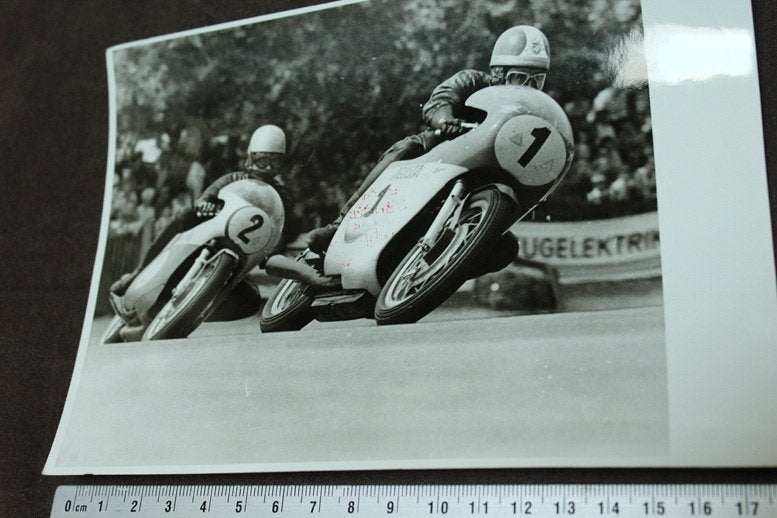 foto coureur  Agostini en Paso op Sachsenring, Ophalen of Verzenden, Gelezen