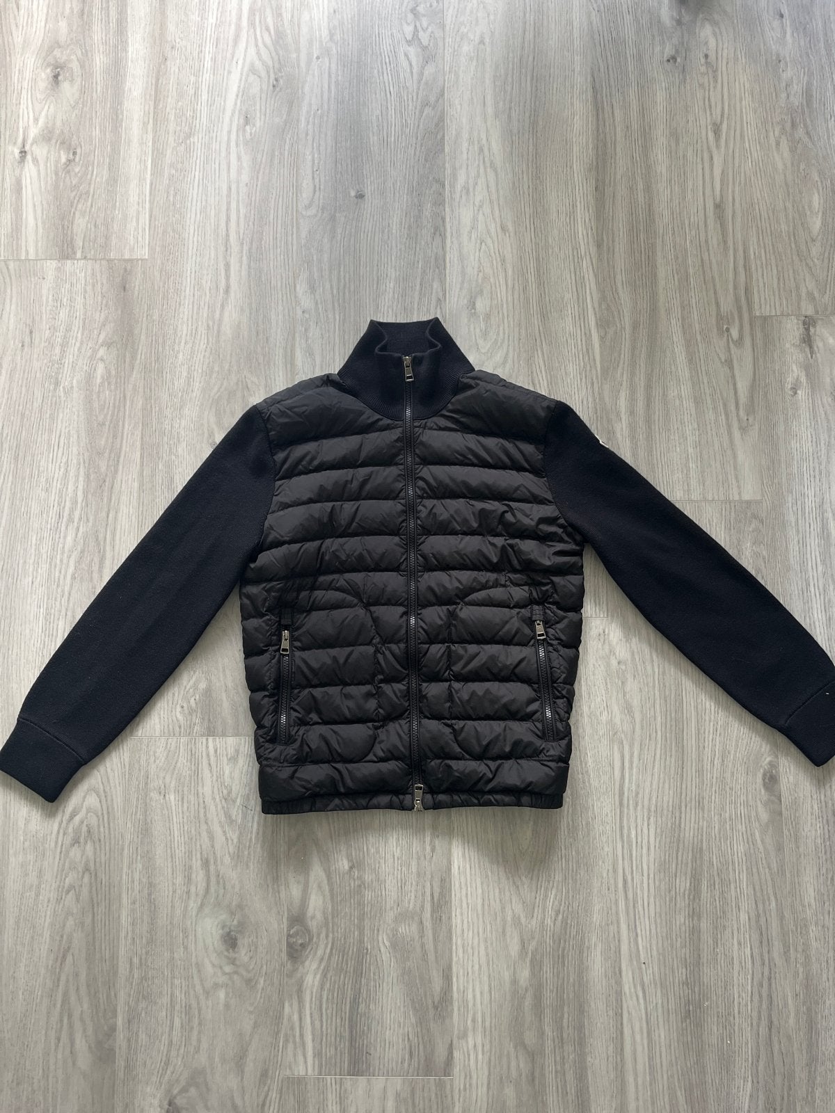 Moncler Zwarte Gewatteerde Jas met Gebreide Mouwen, Ophalen, Zo goed als nieuw, Maat 46 (S) of kleiner, Zwart