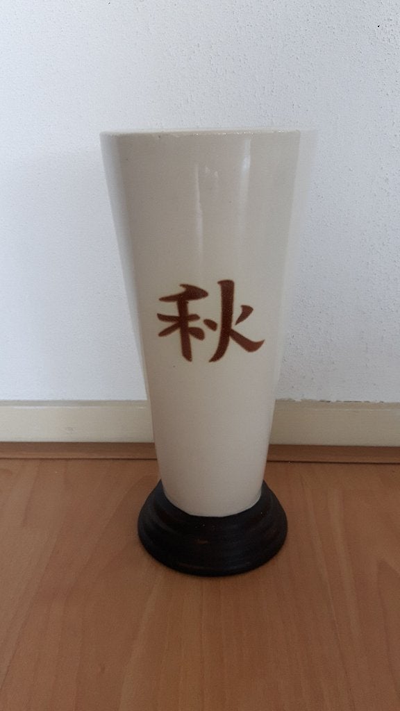 Crèmekleurige vaas met Chinese tekens en houten voet, Overige materialen, 29 cm, Gebruikt, Wit
