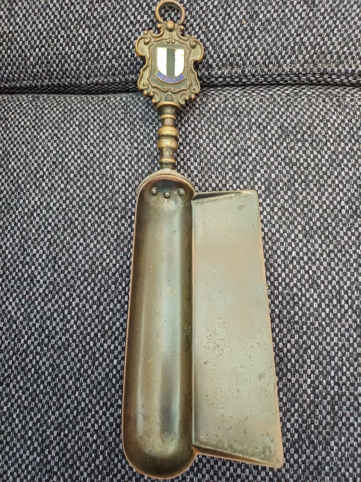 Antieke haard schep met Delft symbool erop., Antiek en Kunst, Antiek | Bestek, Ophalen