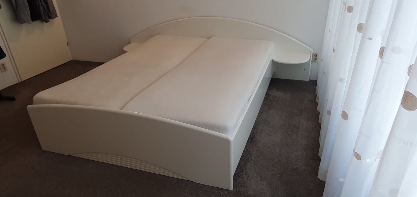 Groot tweepersoonsbed met matrassen, Ophalen, Overige materialen, Gebruikt, Wit