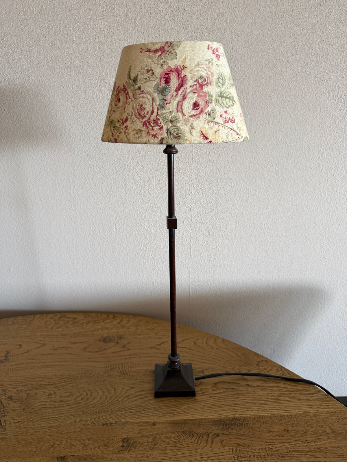 Acht Tiffany-stijl tafellampen: Art Nouveau en bloem, Antiek en Kunst, Antiek | Lampen, Ophalen of Verzenden
