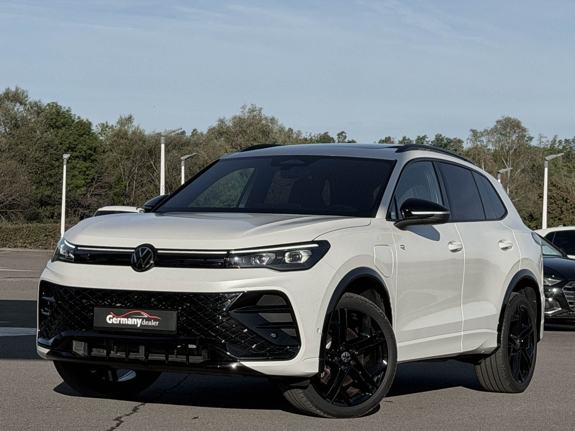 Volkswagen Tiguan 272pk 1.5 eHybrid R-Line Pano Tr-haak IQ-l, Dealer onderhouden, 4 cilinders, Alcantara, Hybride Elektrisch/Benzine