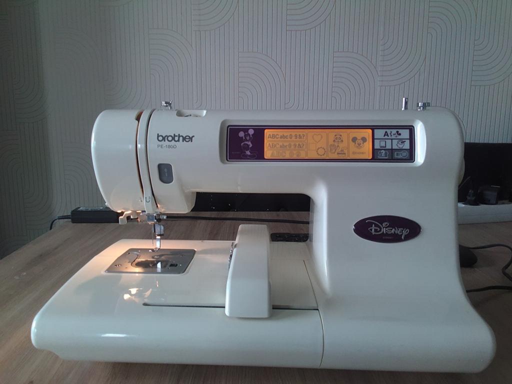 Brother PE108D Disney borduurmachine - zeer compleet, Hobby en Vrije tijd, Naaimachines en Toebehoren, Ophalen, Gebruikt, Naaimachine