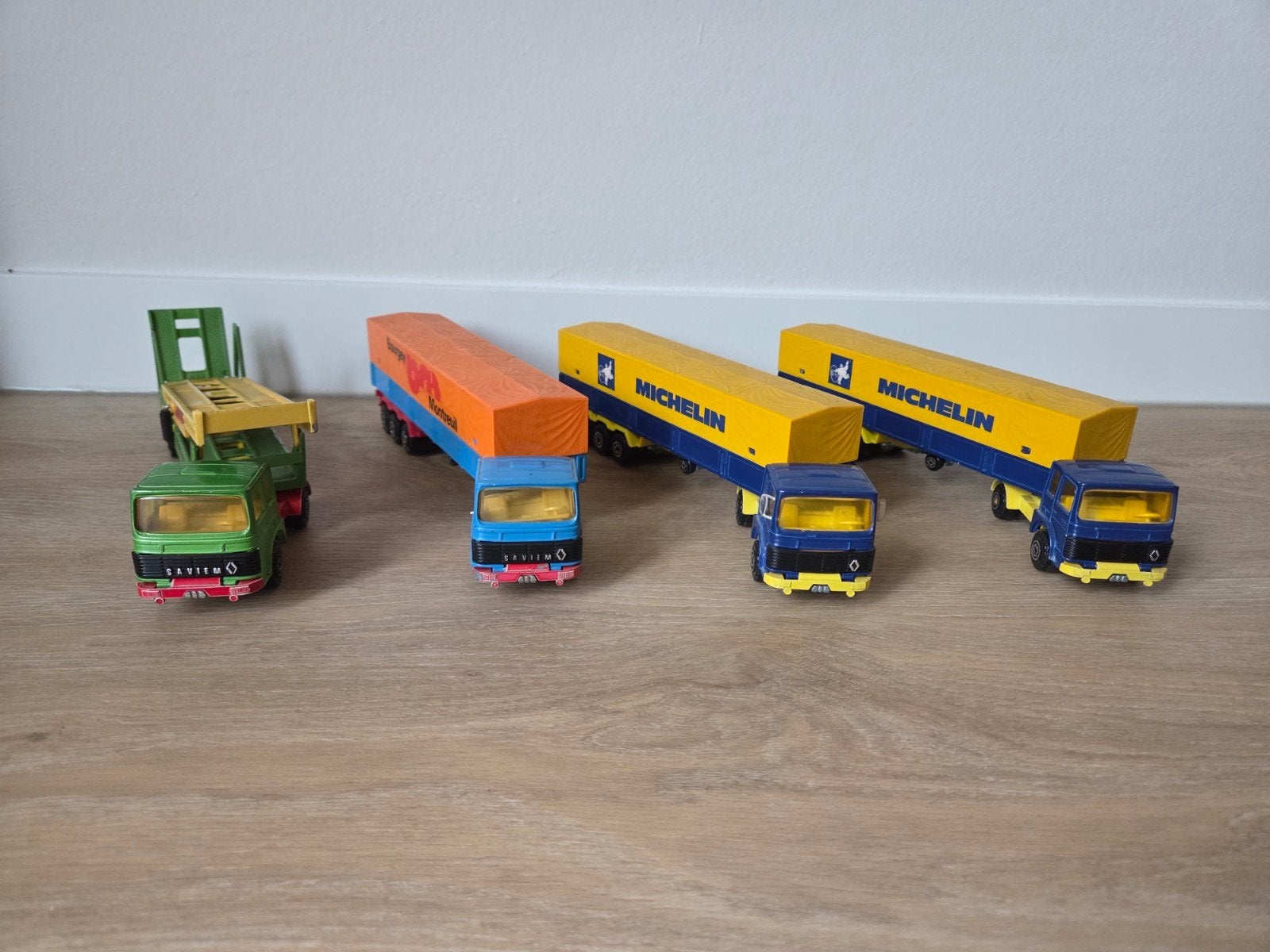 4x Majorette Saviem PS30  Renault Bourgey en Michelin 1:60, Ophalen of Verzenden, Gebruikt, Bus of Vrachtwagen
