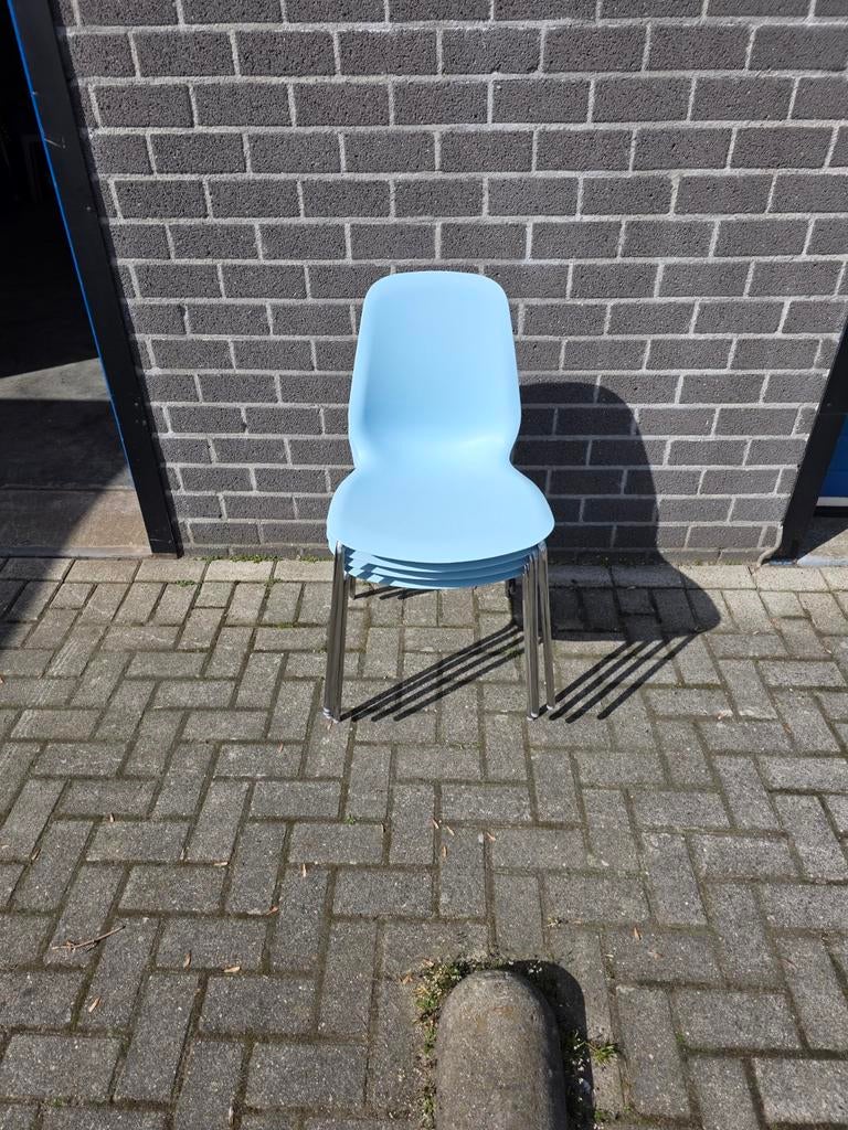 Nette Ikea Broringe eetkamerstoelen - Lichtblauw, Huis en Inrichting, Stoelen, Gebruikt, Vier, Kunststof, Metaal, Blauw, Ophalen
