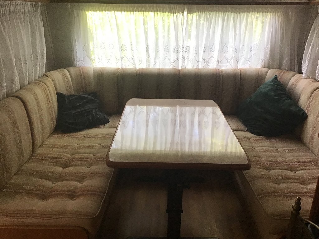 Caravan met seizoenplaats, Vast bed, Rondzit, Tabbert, Koelkast