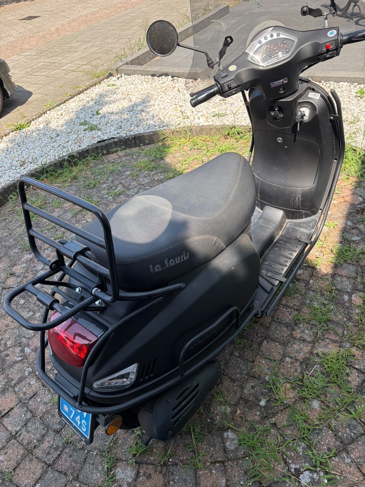 La Souris Scooter - Mat Zwart met Windscherm en Helm, Fietsen en Brommers, Ophalen, Gebruikt, Benzine, Overige merken