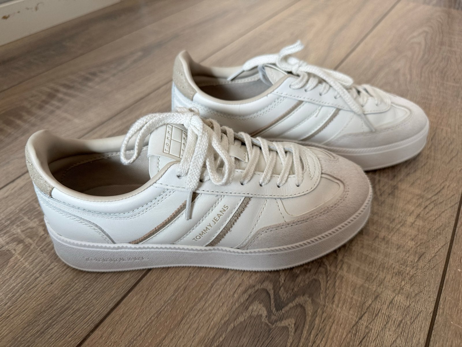 Tommy Hilfiger sneakers maat 38, Kleding | Dames, Schoenen, Ophalen, Zo goed als nieuw, Wit, Sneakers of Gympen