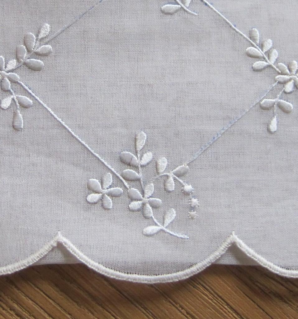 Antieke hoes van organza met geborduurde witte bloemen, Ophalen of Verzenden