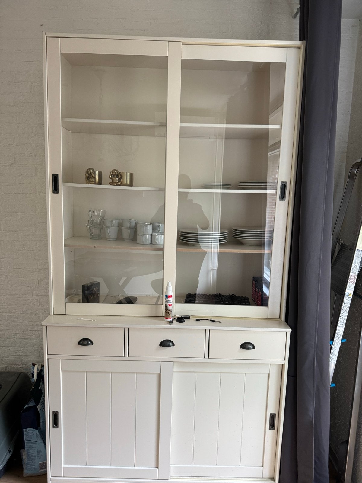 Mooie crèmekleurige vitrinekast met schuifdeuren, Gebruikt, 100 tot 150 cm, Ophalen of Verzenden, Met lade(s)