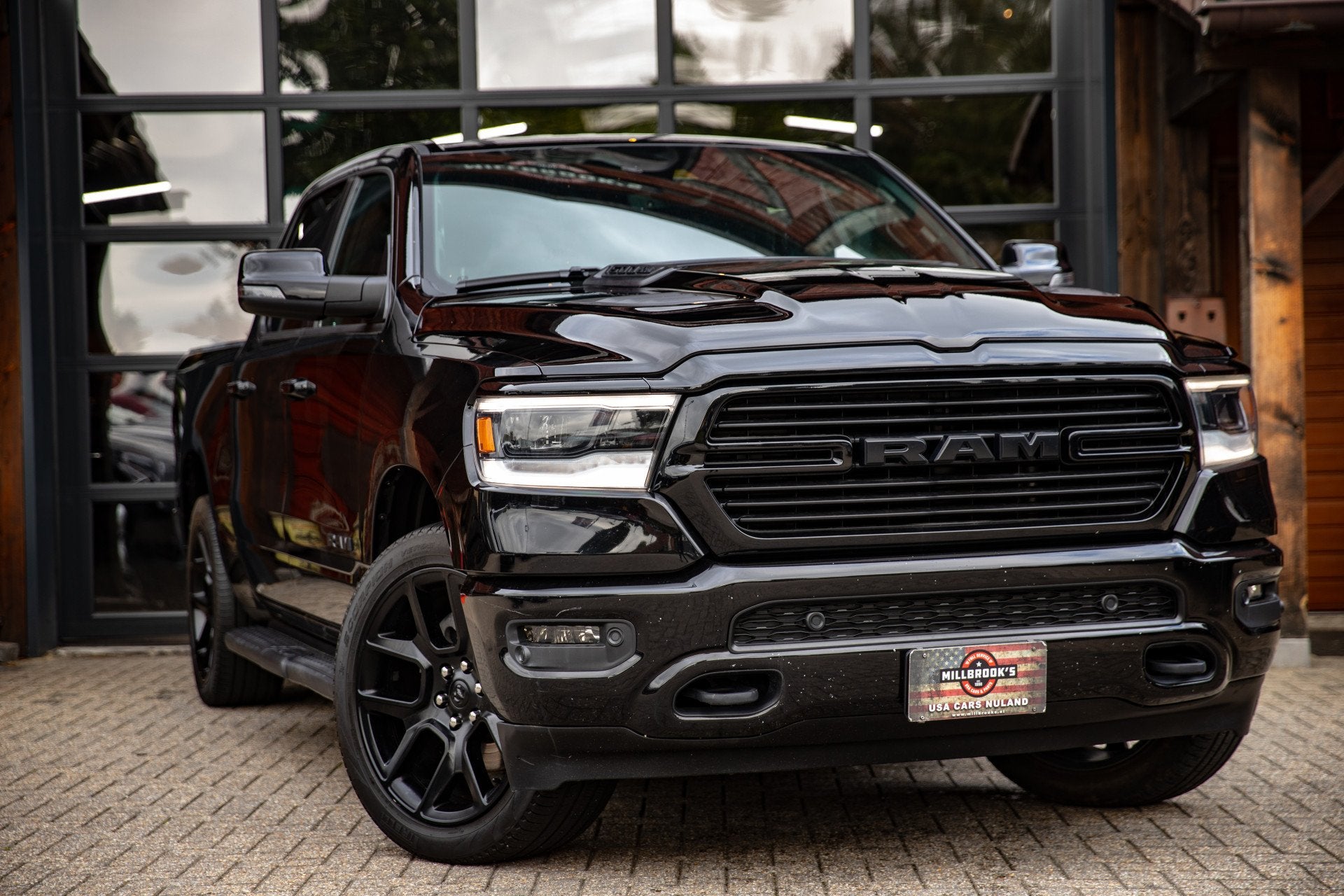 Dodge Ram 1500 5.7 V8 4x4 Crew Cab Laramie 1e eigenaar, Auto's, Automaat, Gebruikt, 5654 cc, 402 pk