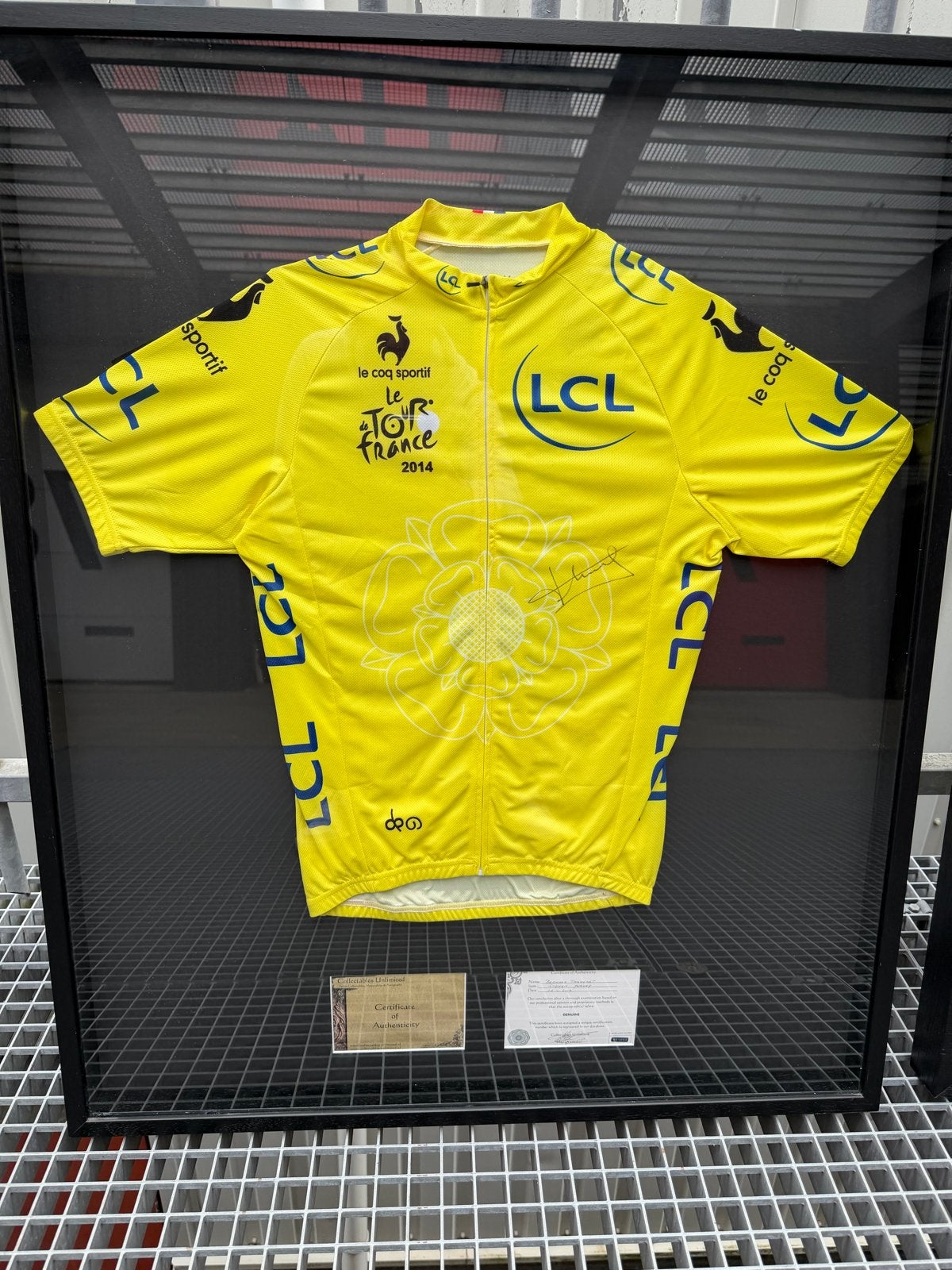 Ingelijst en gesigneerd shirt van Bernard Thevenet, Sport en Fitness, Wielrennen, Ophalen of Verzenden, Zo goed als nieuw, Helm